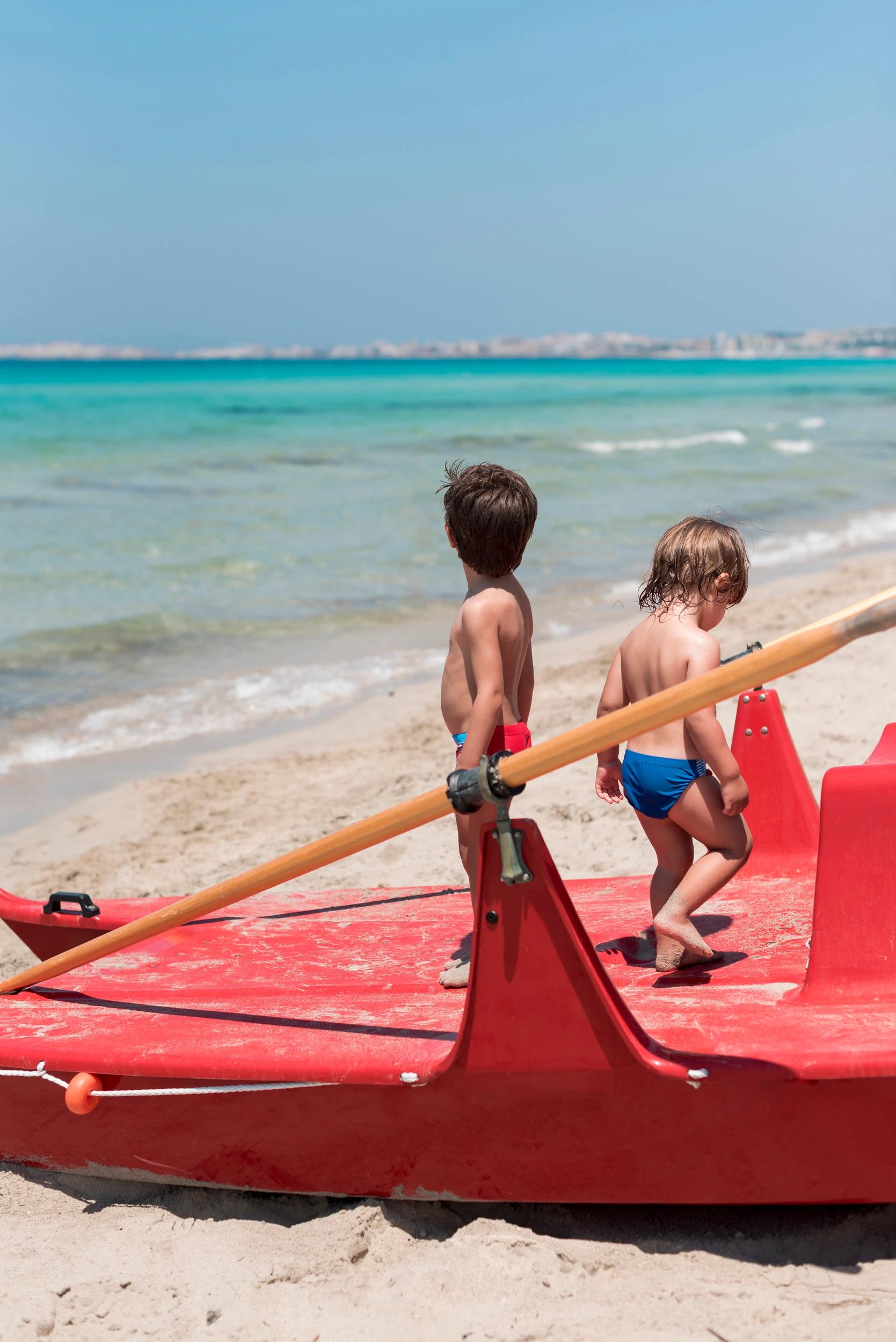 Enfants s'amusant sur la plage de l'hôtel San Lucianu en Haute-Corse