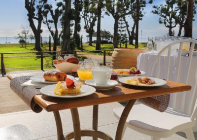 hotel-san-luccianu-petit-déjeuner-table